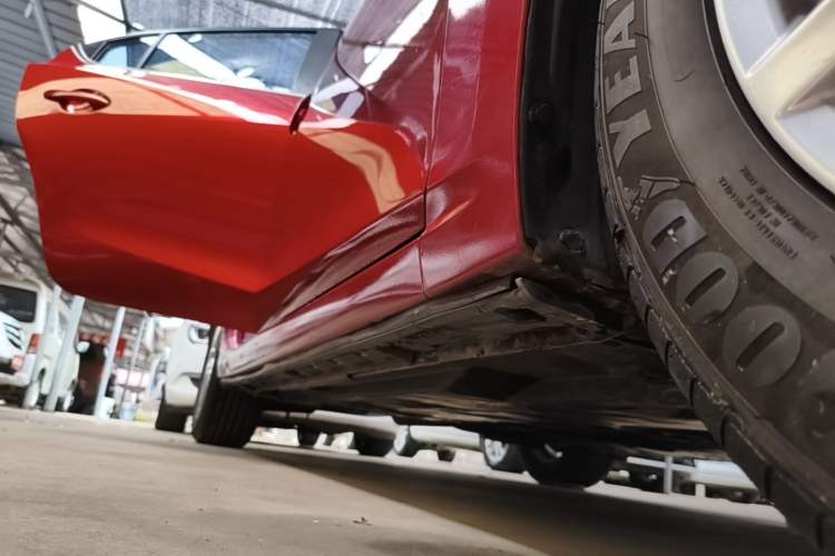 Used Mazda 3 Axela 2014 Sedan 1.5L Manual Comfort Model Right Side Sill