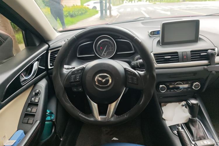 Used Mazda 3 Axela 2014 Sedan 2.0L Automatic Flagship Model Steering Wheel