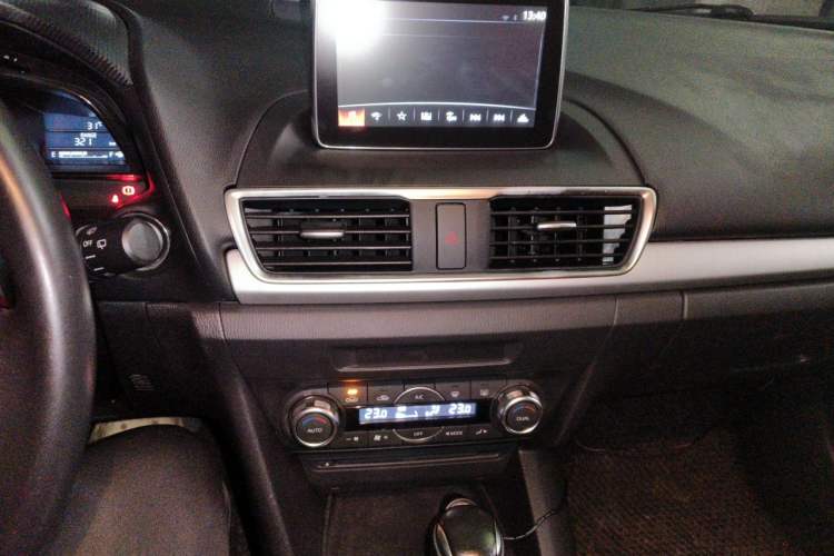 Used Mazda 3 Axela 2014 Hatchback 2.0L Automatic Flagship Model Audio And AC Panel