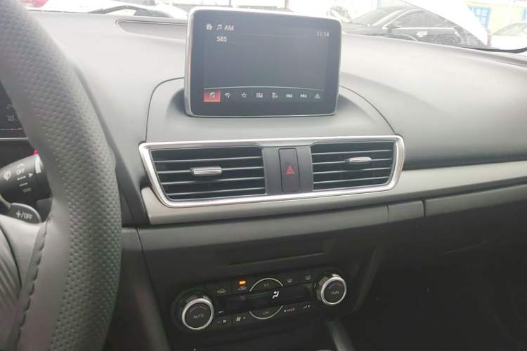 Used Mazda 3 Axela 2014 Hatchback 2.0L Automatic Flagship Model Audio And AC Panel