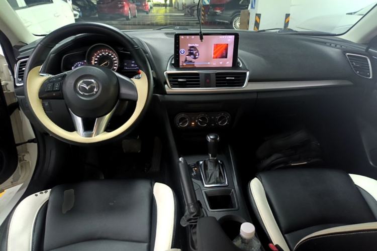 Used Mazda 3 Axela 2014 Sedan 1.5L Automatic Comfort Model Center Console