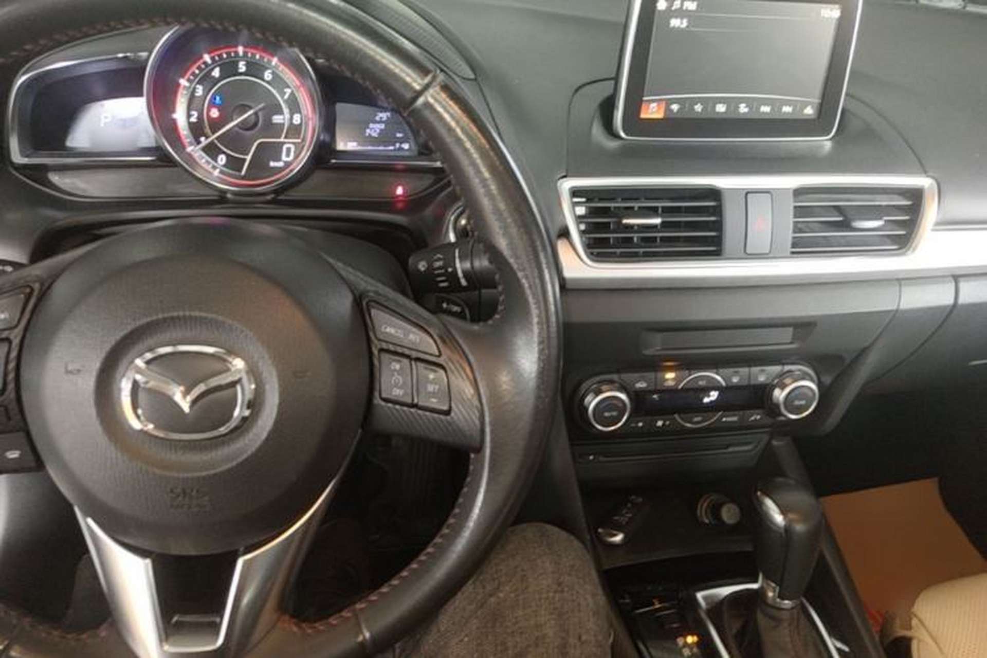 Used Mazda 3 Axela 2014 Sedan 2.0L Automatic Flagship Model Center Console