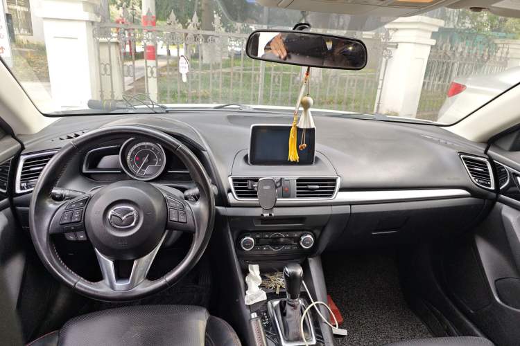 Used Mazda 3 Axela 2014 Hatchback 2.0L Automatic Flagship Model Center Console