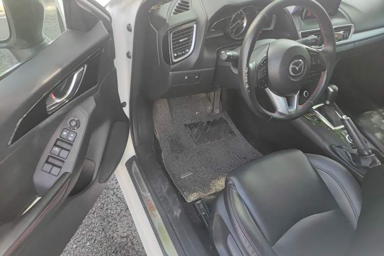 Used Mazda 3 Axela 2014 Hatchback 2.0L Automatic Flagship Model Driver Seat