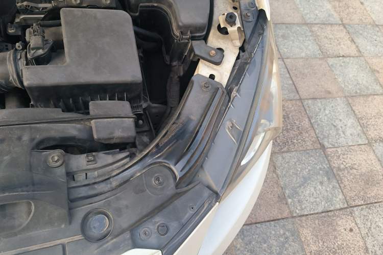 Used Mazda 3 Axela 2014 Sedan 1.5L Automatic Comfort Model Engine Bay Left