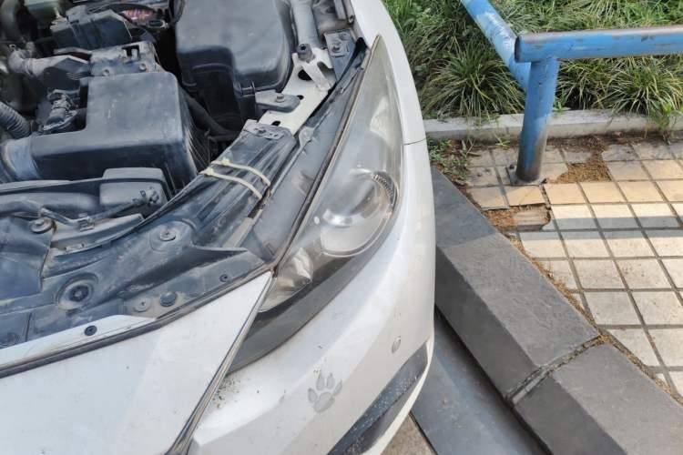 Used Mazda 3 Axela 2014 Sedan 1.5L Manual Comfort Model Engine Bay Left