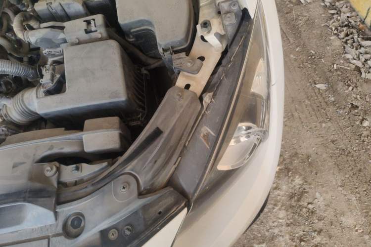 Used Mazda 3 Axela 2014 Sedan 1.5L Automatic Comfort Model Engine Bay Left