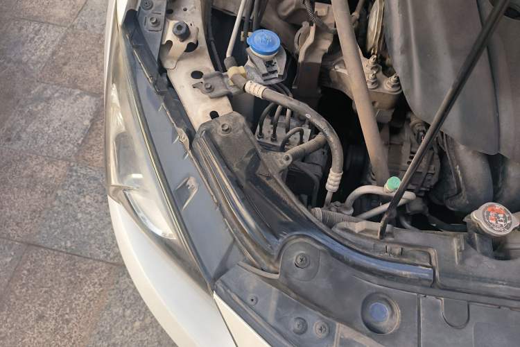 Used Mazda 3 Axela 2014 Sedan 1.5L Automatic Comfort Model Engine Bay Right
