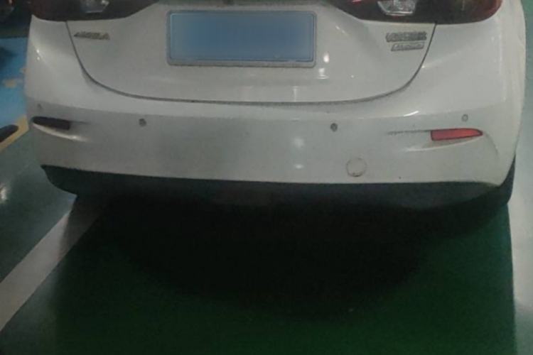Used Mazda 3 Axela 2014 Sedan 1.5L Automatic Luxury Model Exterior 2