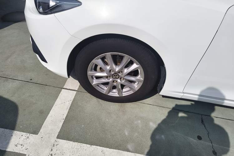 Used Mazda 3 Axela 2014 Sedan 1.5L Automatic Luxury Model Exterior 4