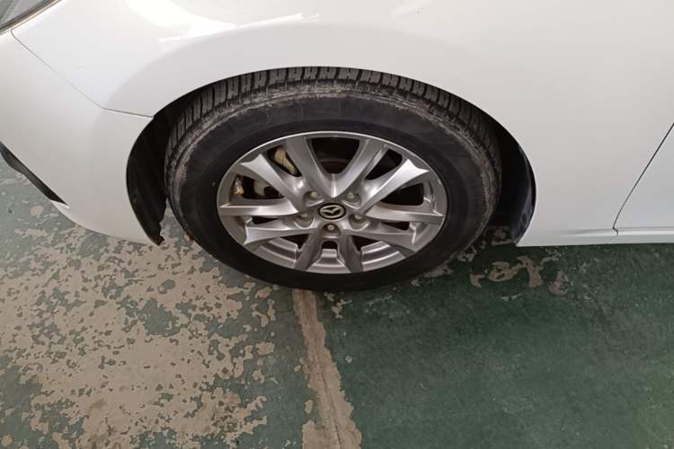 Used Mazda 3 Axela 2014 Sedan 1.5L Automatic Luxury Model Exterior 4