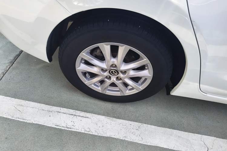 Used Mazda 3 Axela 2014 Sedan 1.5L Automatic Luxury Model Exterior 5