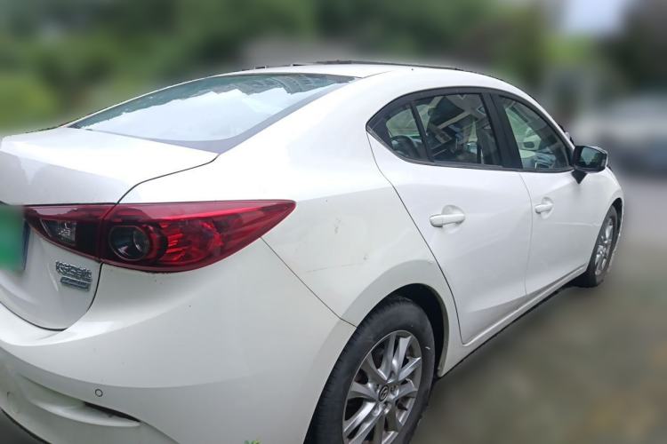 Used Mazda 3 Axela 2014 Sedan 1.5L Automatic Luxury Model Exterior 5