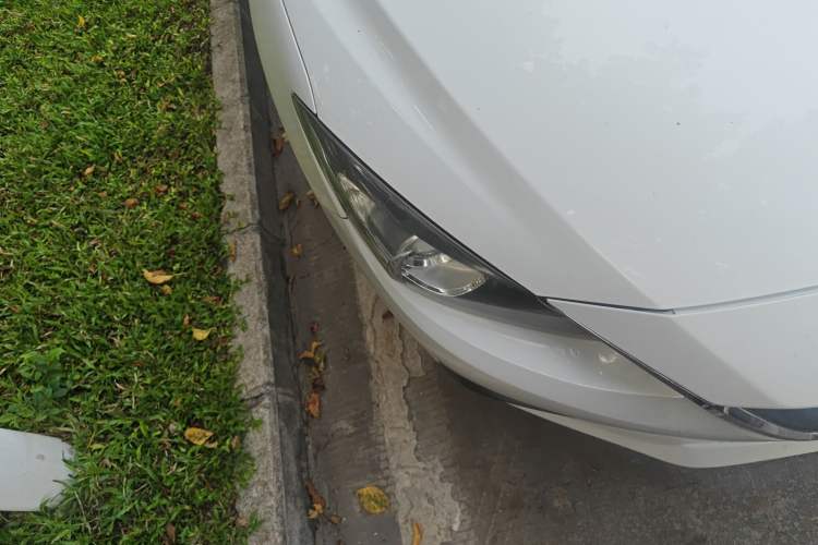 Used Mazda 3 Axela 2014 Sedan 1.5L Automatic Comfort Model Exterior 6