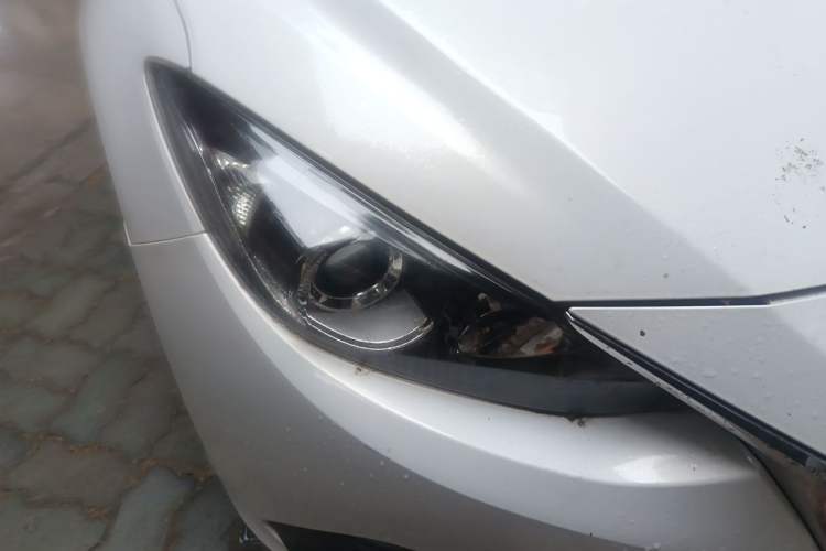 Used Mazda 3 Axela 2014 Hatchback 1.5L Automatic Luxury Model Exterior 6