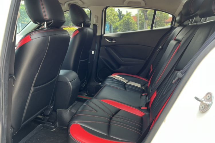 Used Mazda 3 Axela 2014 Sedan 1.5L Automatic Luxury Model Interior 3