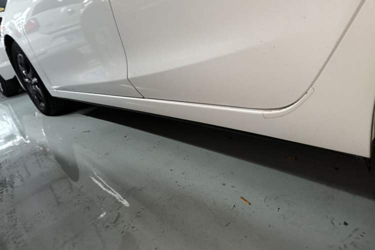 Used Mazda 3 Axela 2014 Sedan 1.5L Automatic Luxury Model Left Side Sill