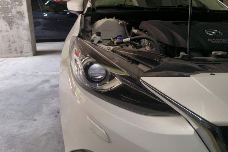 Used Mazda 3 Axela 2014 Hatchback 2.0L Automatic Flagship Model Right Front Headlight