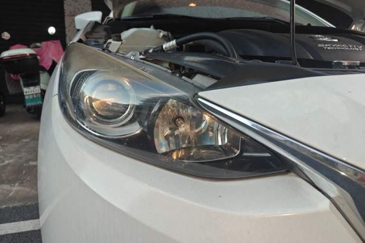 Used Mazda 3 Axela 2014 Hatchback 1.5L Manual Comfort Model Right Front Headlight