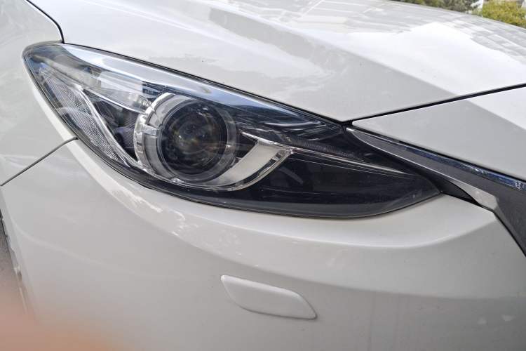Used Mazda 3 Axela 2014 Hatchback 2.0L Automatic Flagship Model Right Front Headlight