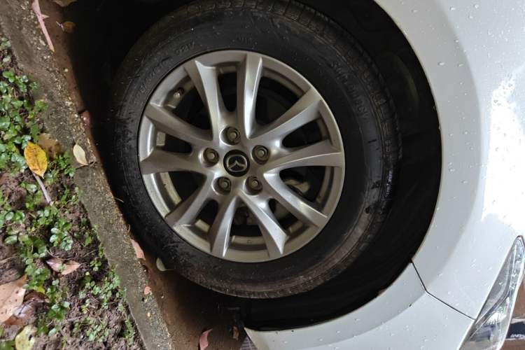 Used Mazda 3 Axela 2014 Hatchback 1.5L Manual Comfort Model Right Front Wheel Hub