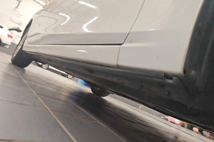 Used Mazda 3 Axela 2014 Sedan 1.5L Manual Comfort Model Right Side Sill
