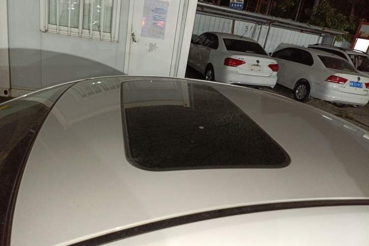 Used Mazda 3 Axela 2014 Sedan 1.5L Automatic Luxury Model Roof