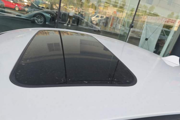 Used Mazda 3 Axela 2014 Sedan 1.5L Automatic Luxury Model Roof