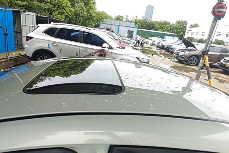 Used Mazda 3 Axela 2014 Sedan 1.5L Automatic Luxury Model Roof