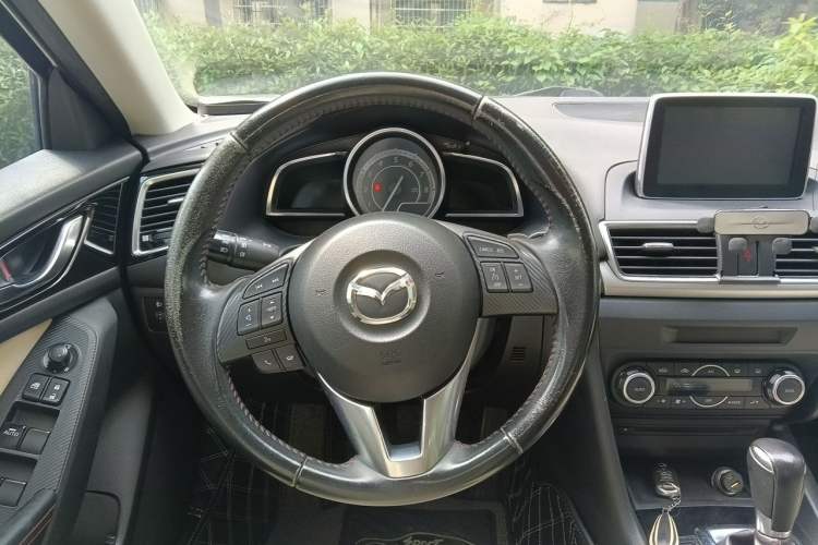 Used Mazda 3 Axela 2014 Sedan 2.0L Automatic Flagship Model Steering Wheel
