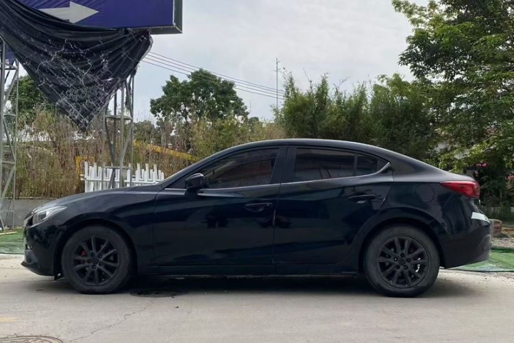Used Mazda 3 Axela 2016 Sedan 1.5L Manual Luxury Model Exterior 4