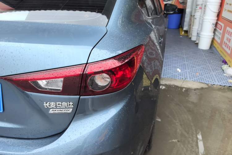 Used Mazda 3 Axela 2016 Sedan 1.5L Automatic Luxury Model Exterior 3