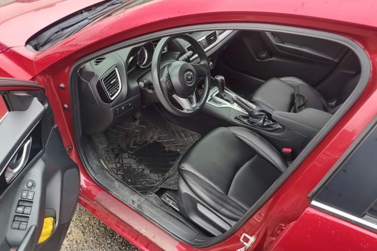 Used Mazda 3 Axela 2016 Hatchback 1.5L Automatic Luxury Model Driver Seat