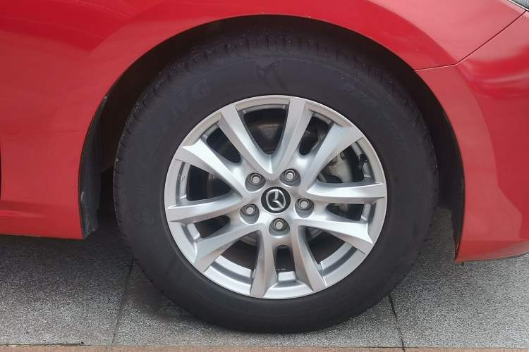 Used Mazda 3 Axela 2016 Sedan 1.5L Automatic Luxury Model Exterior 3