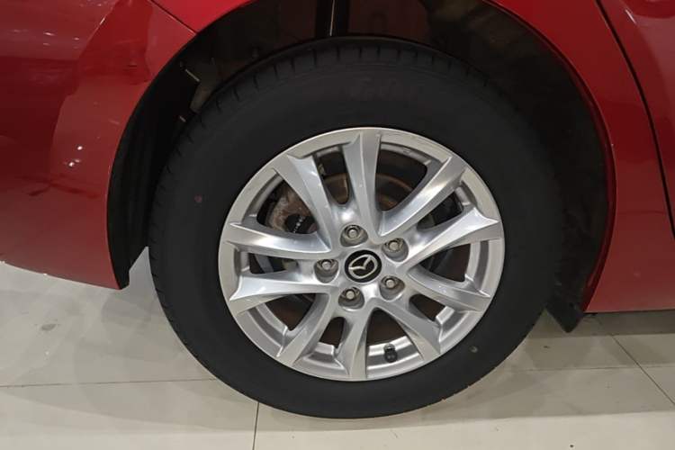 Used Mazda 3 Axela 2016 Sedan 1.5L Automatic Luxury Model Exterior 5
