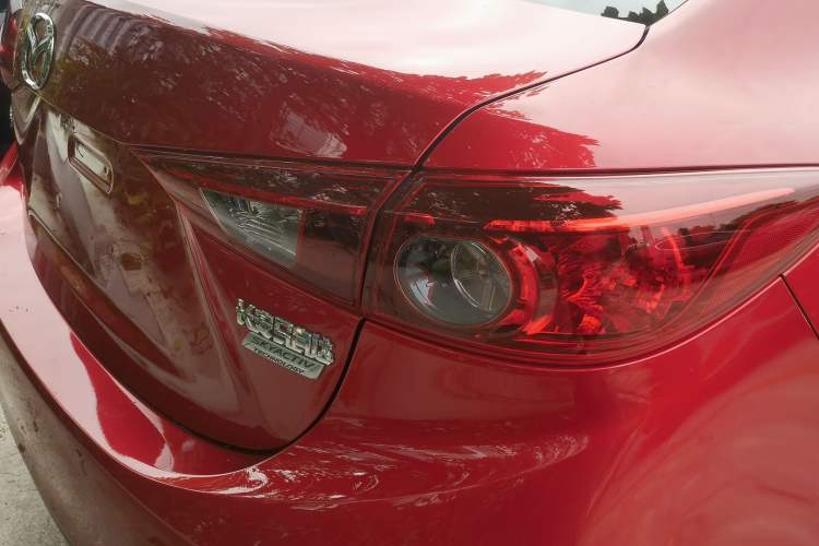 Used Mazda 3 Axela 2016 Sedan 1.5L Automatic Luxury Model Exterior 5