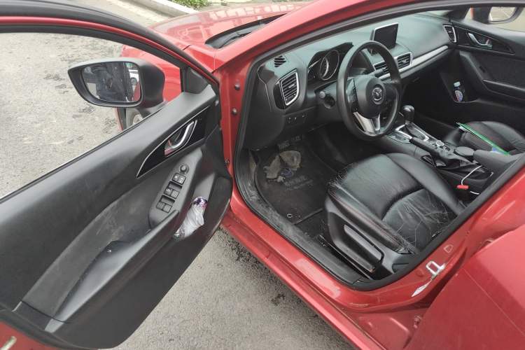 Used Mazda 3 Axela 2016 Sedan 1.5L Automatic Luxury Model Interior 3