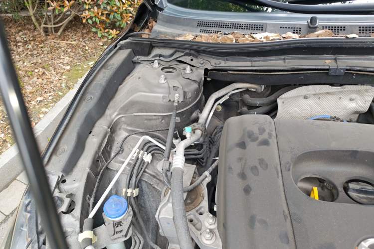Used Mazda 3 Axela 2016 Sedan 1.5L Automatic Comfort Model Engine Bay Right