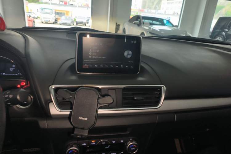 Used Mazda 3 Axela 2016 Hatchback 2.0L Automatic Flagship Model Audio And AC Panel