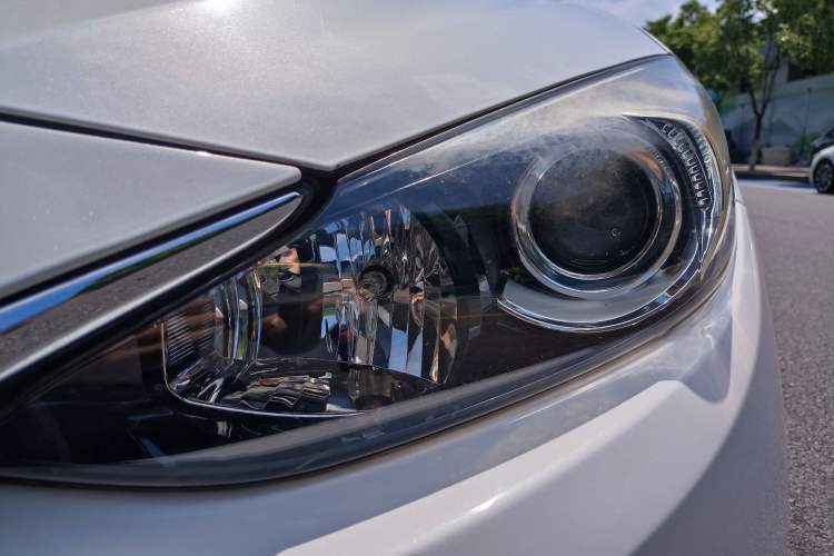 Used Mazda 3 Axela 2016 Sedan 1.5L Automatic Luxury Model Exterior 10