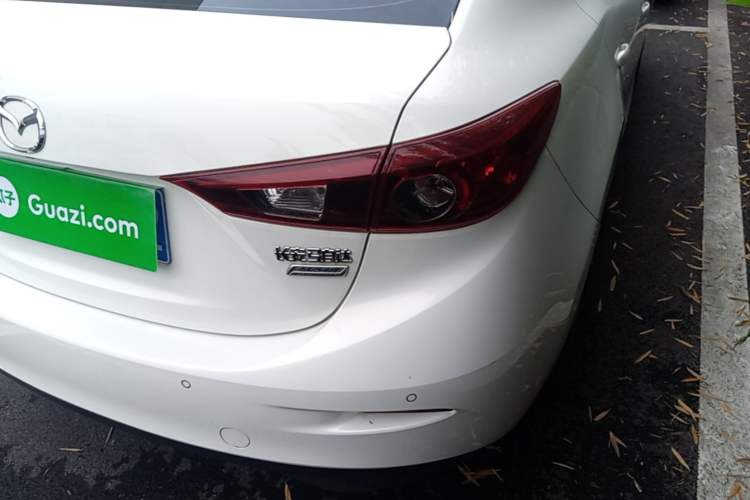 Used Mazda 3 Axela 2016 Sedan 1.5L Automatic Luxury Model Exterior 3