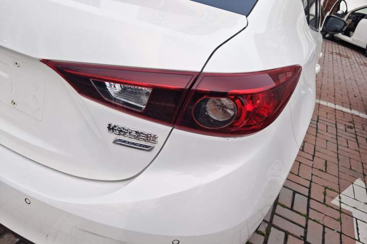 Used Mazda 3 Axela 2016 Sedan 1.5L Automatic Luxury Model Exterior 3