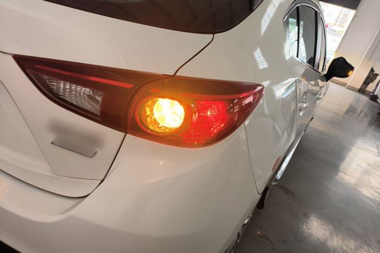 Used Mazda 3 Axela 2016 Hatchback 2.0L Automatic Flagship Model Exterior 3