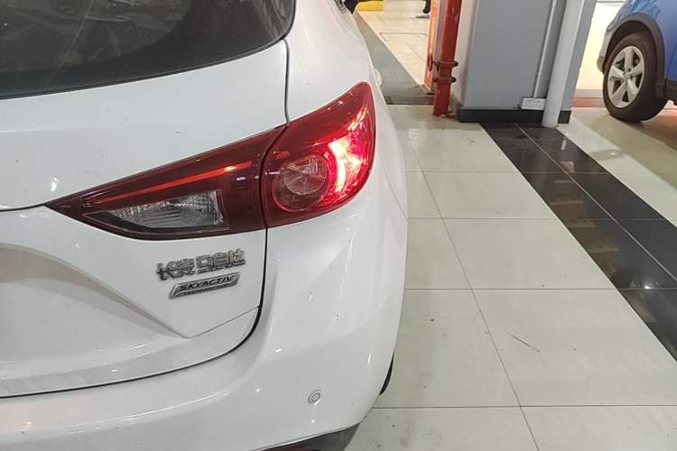 Used Mazda 3 Axela 2016 Hatchback 1.5L Automatic Comfort Model Exterior 3