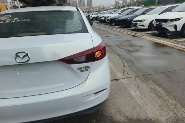 Used Mazda 3 Axela 2016 Sedan 1.5L Automatic Luxury Model Exterior 3