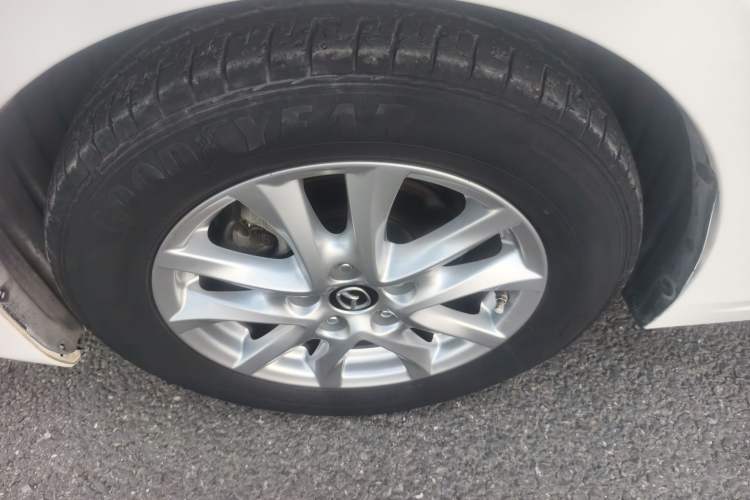 Used Mazda 3 Axela 2016 Sedan 1.5L Automatic Luxury Model Exterior 4