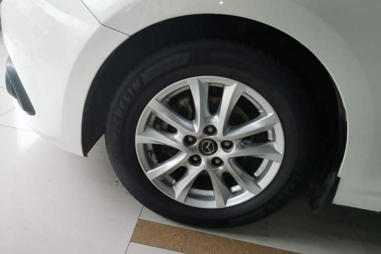Used Mazda 3 Axela 2016 Sedan 1.5L Automatic Luxury Model Exterior 4