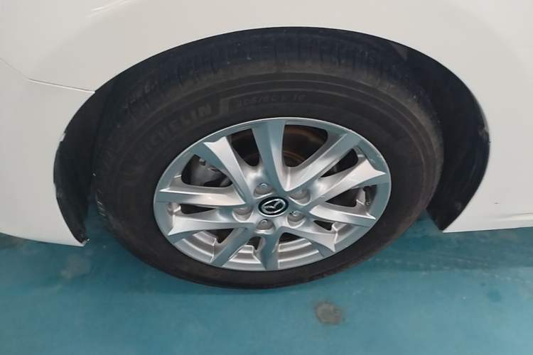 Used Mazda 3 Axela 2016 Sedan 1.5L Automatic Luxury Model Exterior 4