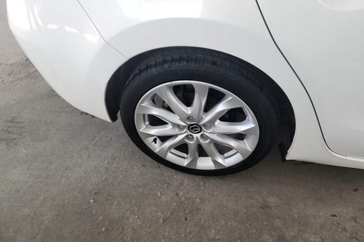 Used Mazda 3 Axela 2016 Sedan 2.0L Automatic Flagship Model Exterior 5