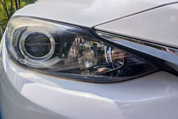 Used Mazda 3 Axela 2016 Sedan 1.5L Automatic Luxury Model Exterior 8